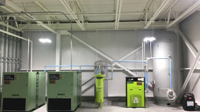 Industrial compressed-air installation with multiple compressor packages
