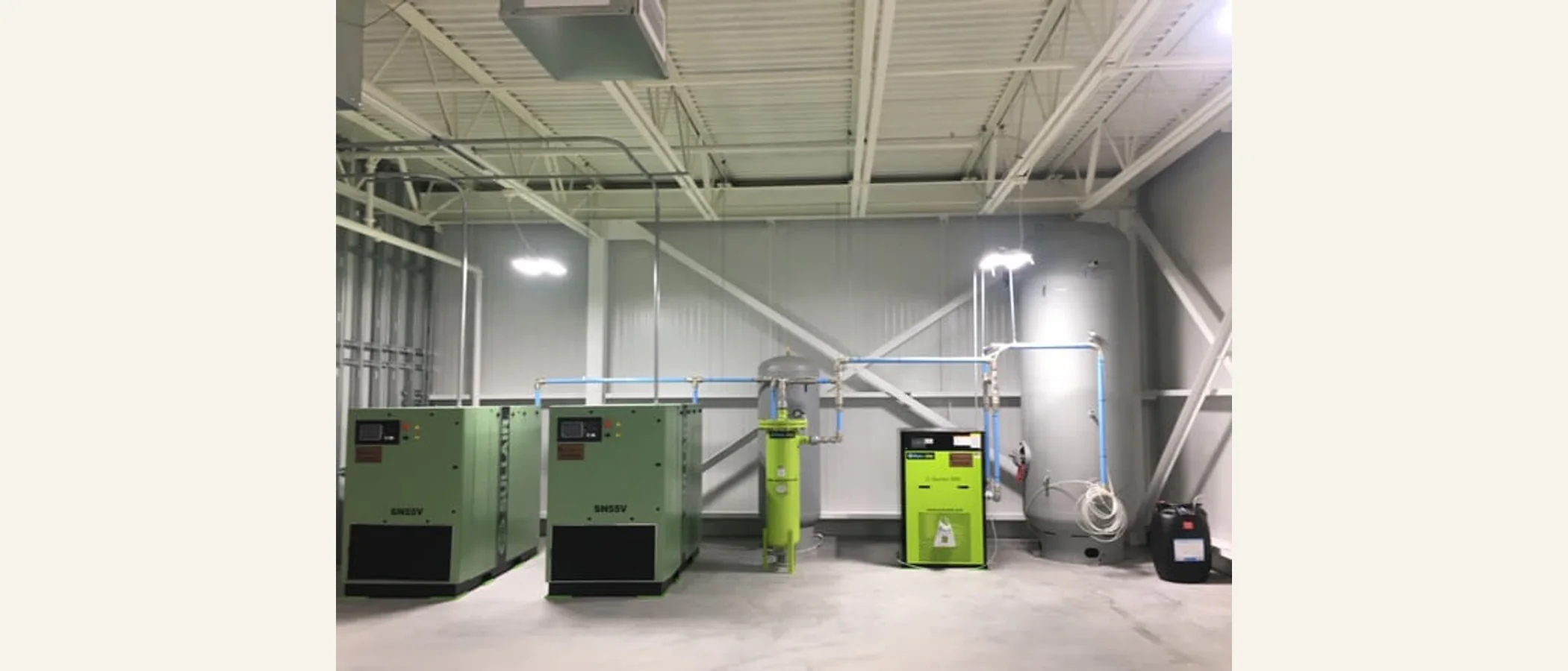 Industrial compressed-air installation with multiple compressor packages