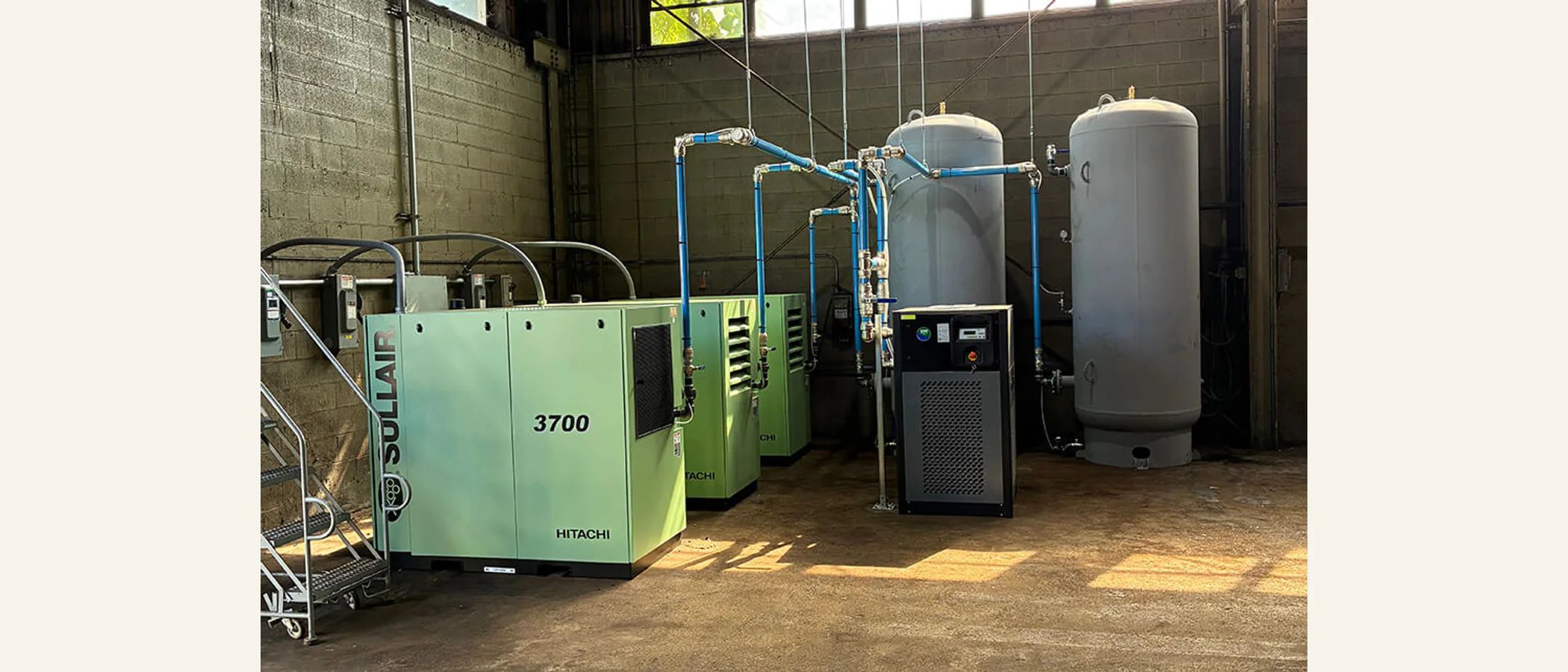 Industrial compressor installation with compressors and receiver tanks