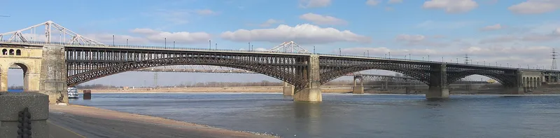 Eads Bridge spanning the Mississippi River in St. Louis